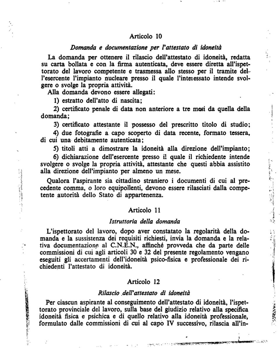 Alla domanda devono essere allegati: 1) estratto dell'atto di nascita; 2) certificato penale di data non anteriore a tre mesi da quella della j domanda; 3) certificato attestante il possesso del