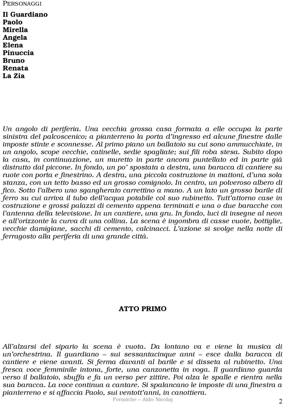 Al primo piano un ballatoio su cui sono ammucchiate, in un angolo, scope vecchie, catinelle, sedie spagliate; sui fili roba stesa.