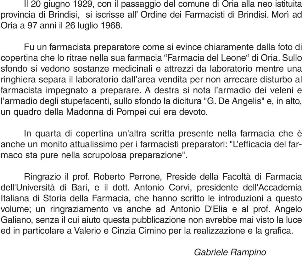 Sullo sfondo si vedono sostanze medicinali e attrezzi da laboratorio mentre una ringhiera separa il laboratorio dall area vendita per non arrecare disturbo al farmacista impegnato a preparare.