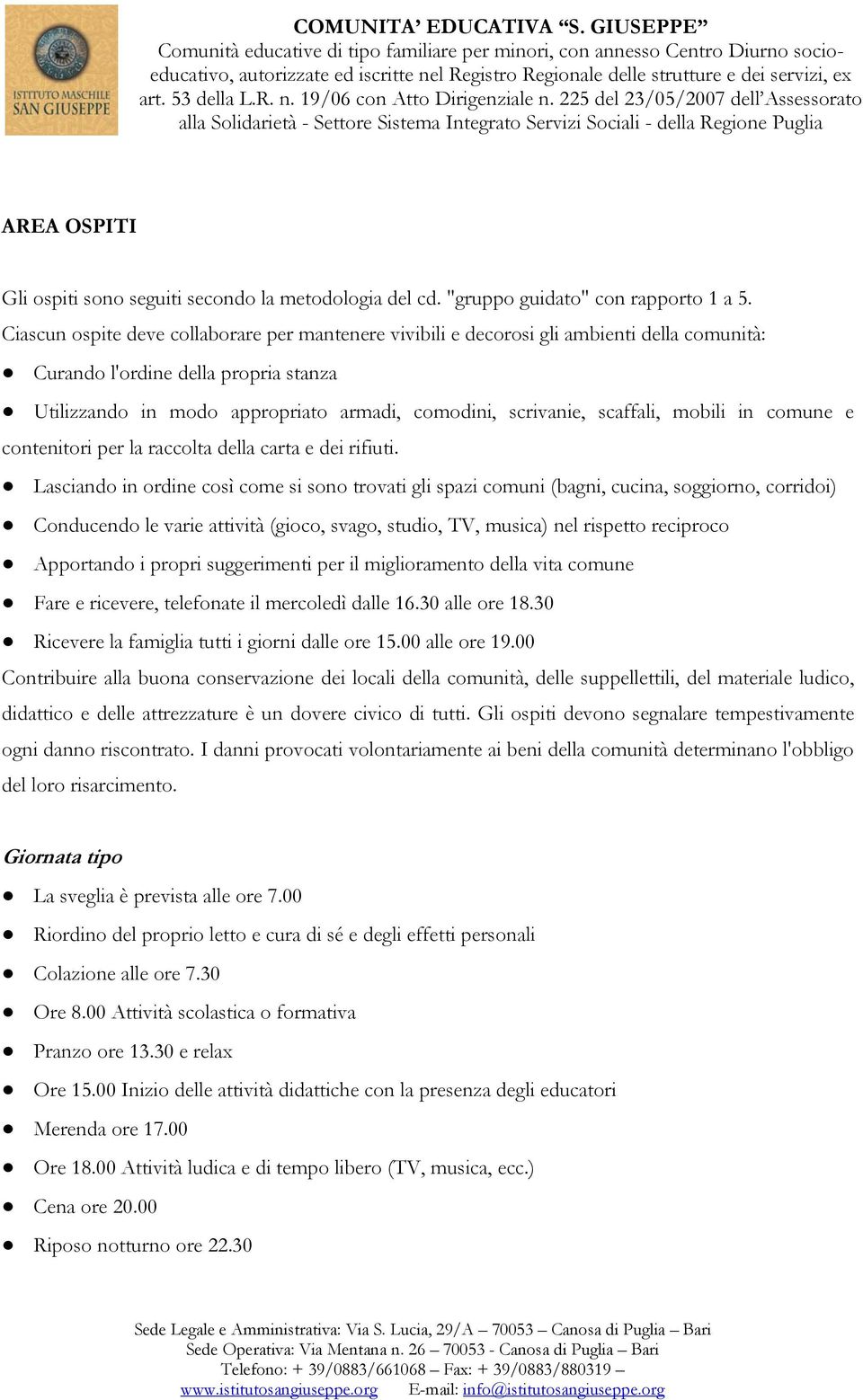 scaffali, mobili in comune e contenitori per la raccolta della carta e dei rifiuti.