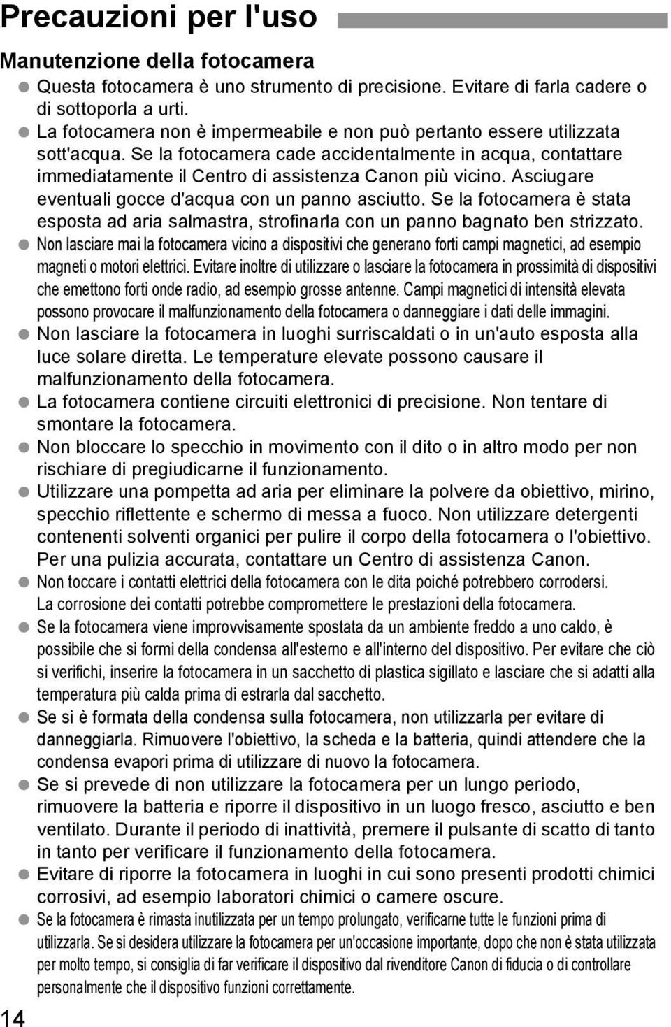 Asciugare eventuali gocce d'acqua con un panno asciutto. Se la fotocamera è stata esposta ad aria salmastra, strofinarla con un panno bagnato ben strizzato.