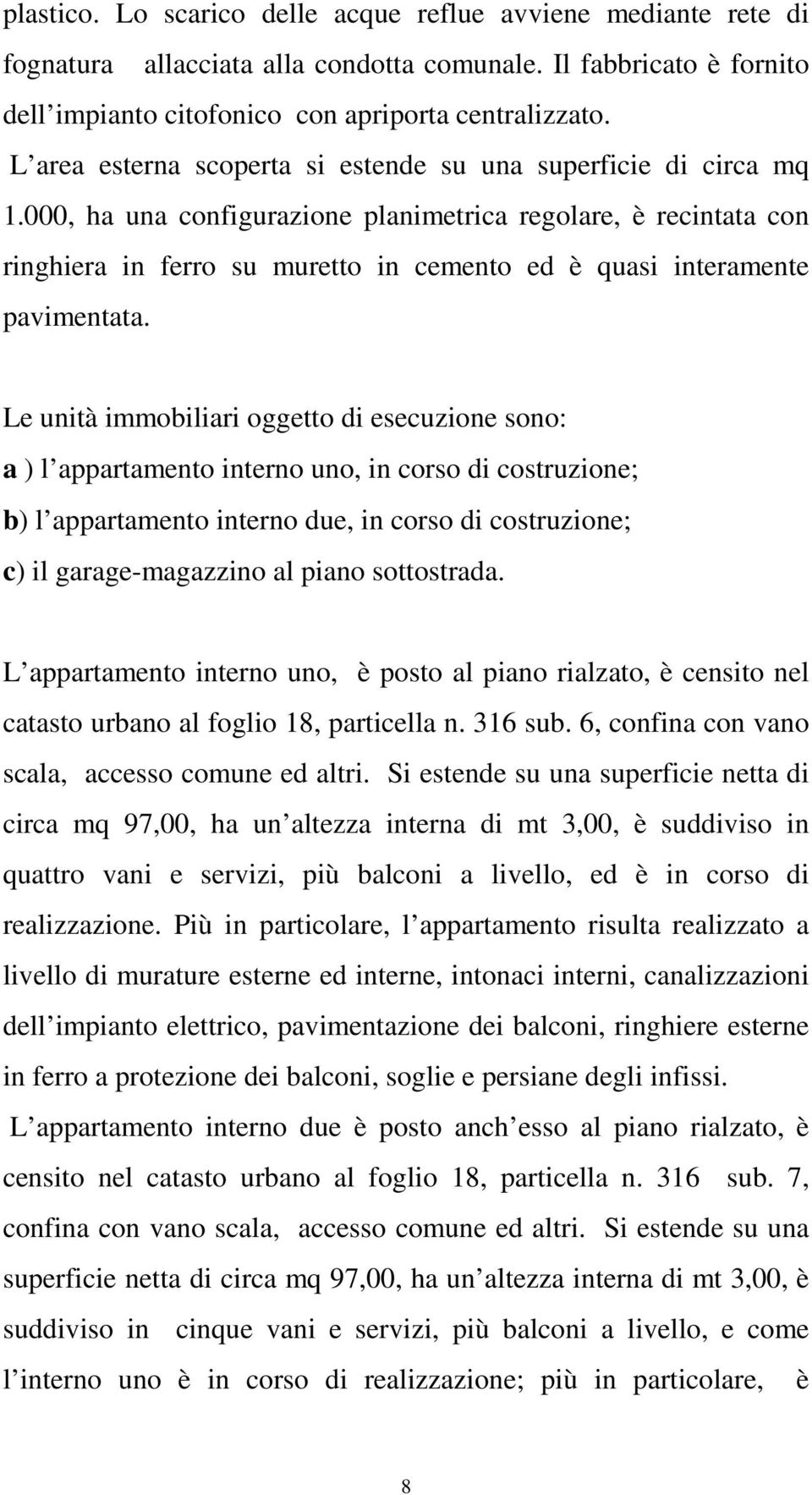 000, ha una configurazione planimetrica regolare, è recintata con ringhiera in ferro su muretto in cemento ed è quasi interamente pavimentata.