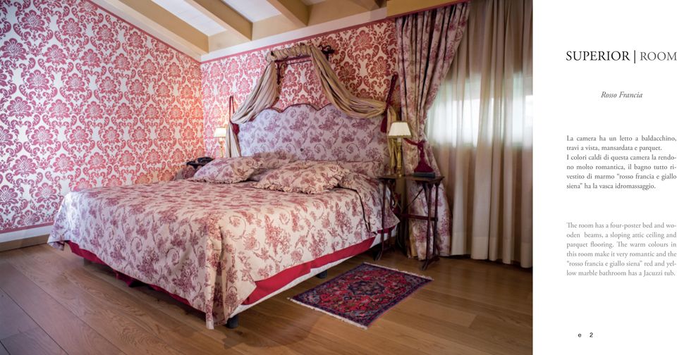 ha la vasca idromassaggio. The room has a four-poster bed and wooden beams, a sloping attic ceiling and parquet flooring.