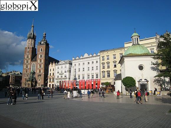2) Rynek Glowny Rynek Glowny è la splendida piazza medievale del mercato, a pianta quadrata, con i lati