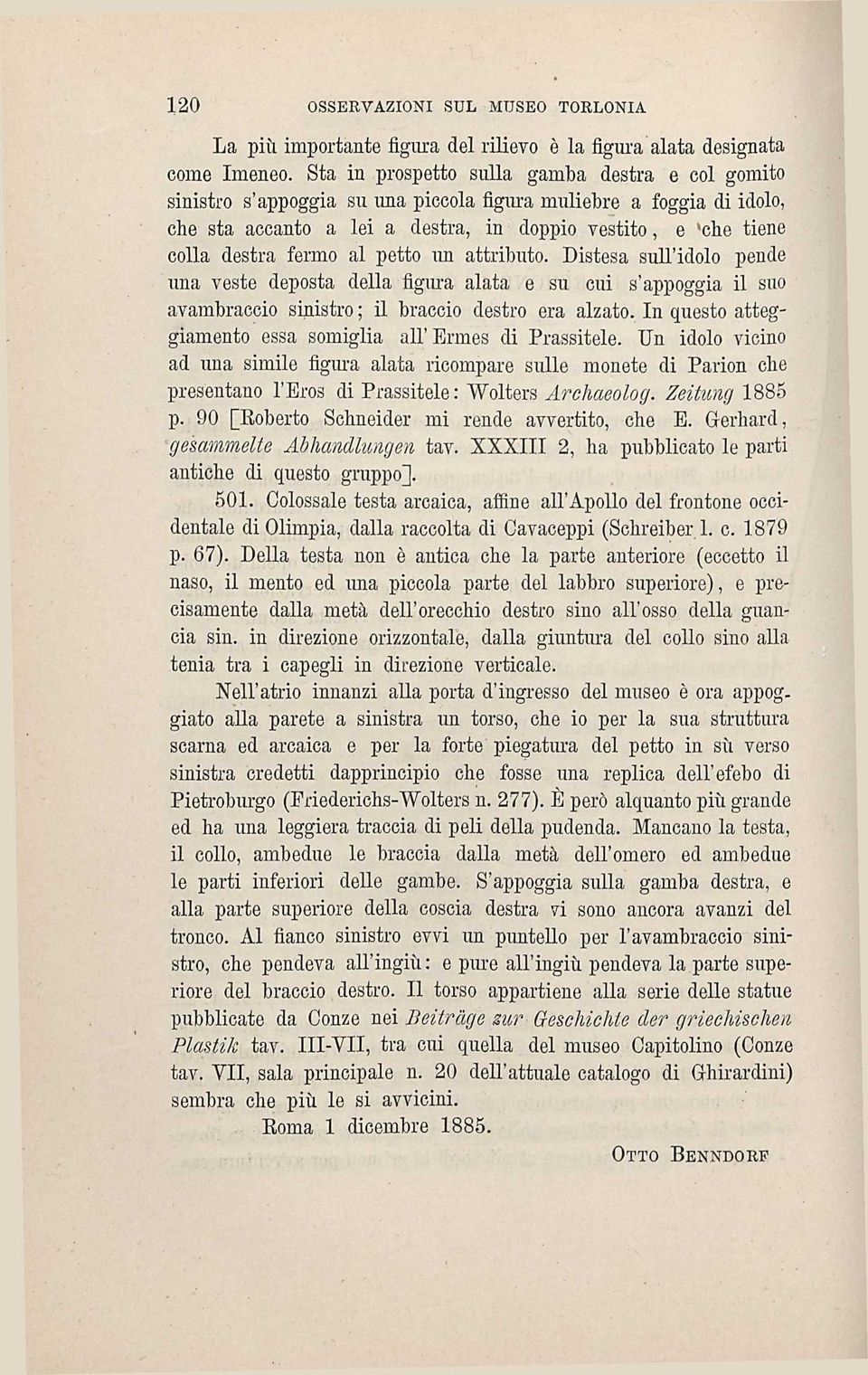 fermo al petto un attributo. Distesa sull'idolo pende una veste deposta della figura alata e su cui s'appoggia il suo avambraccio sinistro ; il braccio destro era alzato.