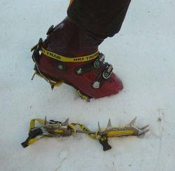 Piccozza e ramponi La piccozza è un attrezzo alpinistico utilizzato per la progressione e l' assicurazione su neve o ghiaccio I