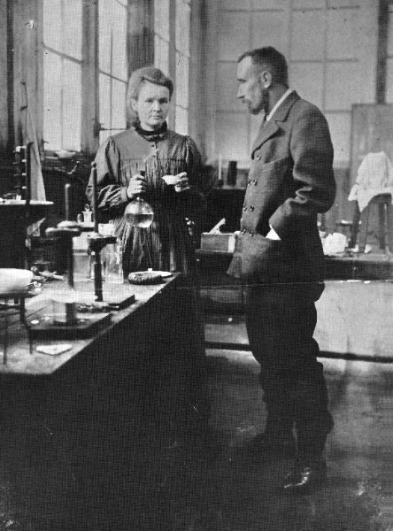 L'evoluzione della tavola periodica (IV) Nel 1898 i coniugi Curie scoprirono il radio, un nuovo elemento che emetteva delle radiazioni molto più intense di quelle proprie dell'uranio.