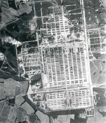 Le fabbriche della morte Il campo di sterminio di Auschwitz- Birkenau fotografato da un aereo della Raf il 23 agosto 1944.