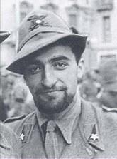 Teresio Olivelli: un beato tra gli IMI Nato nel 1916, a 22 anni si laureò a Pavia in giurisprudenza. Nel febbraio del 1941 si arruolò volontario e fu inviato in Russia.