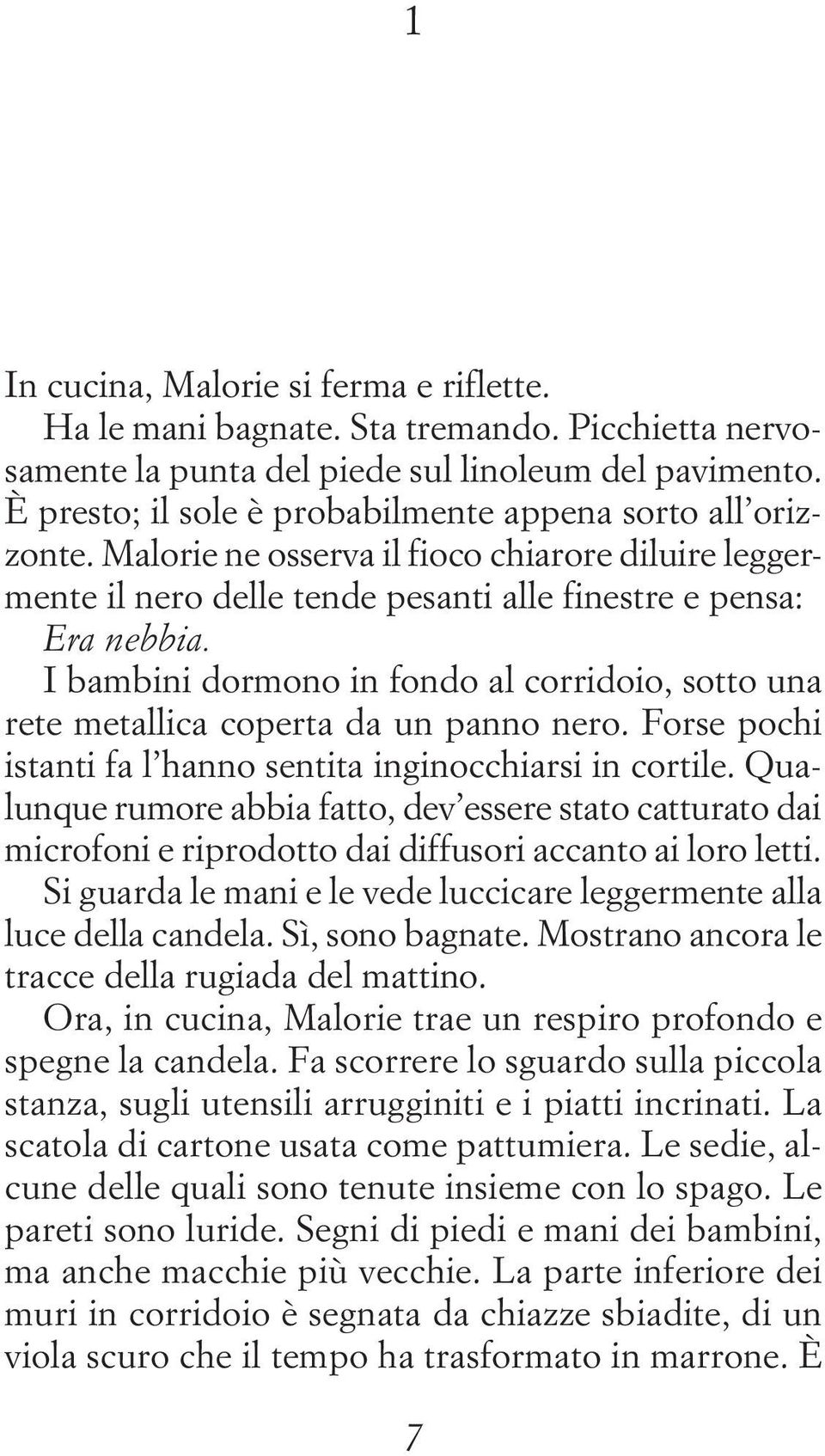 I bambini dormono in fondo al corridoio, sotto una rete metallica coperta da un panno nero. Forse pochi istanti fa l hanno sentita inginocchiarsi in cortile.