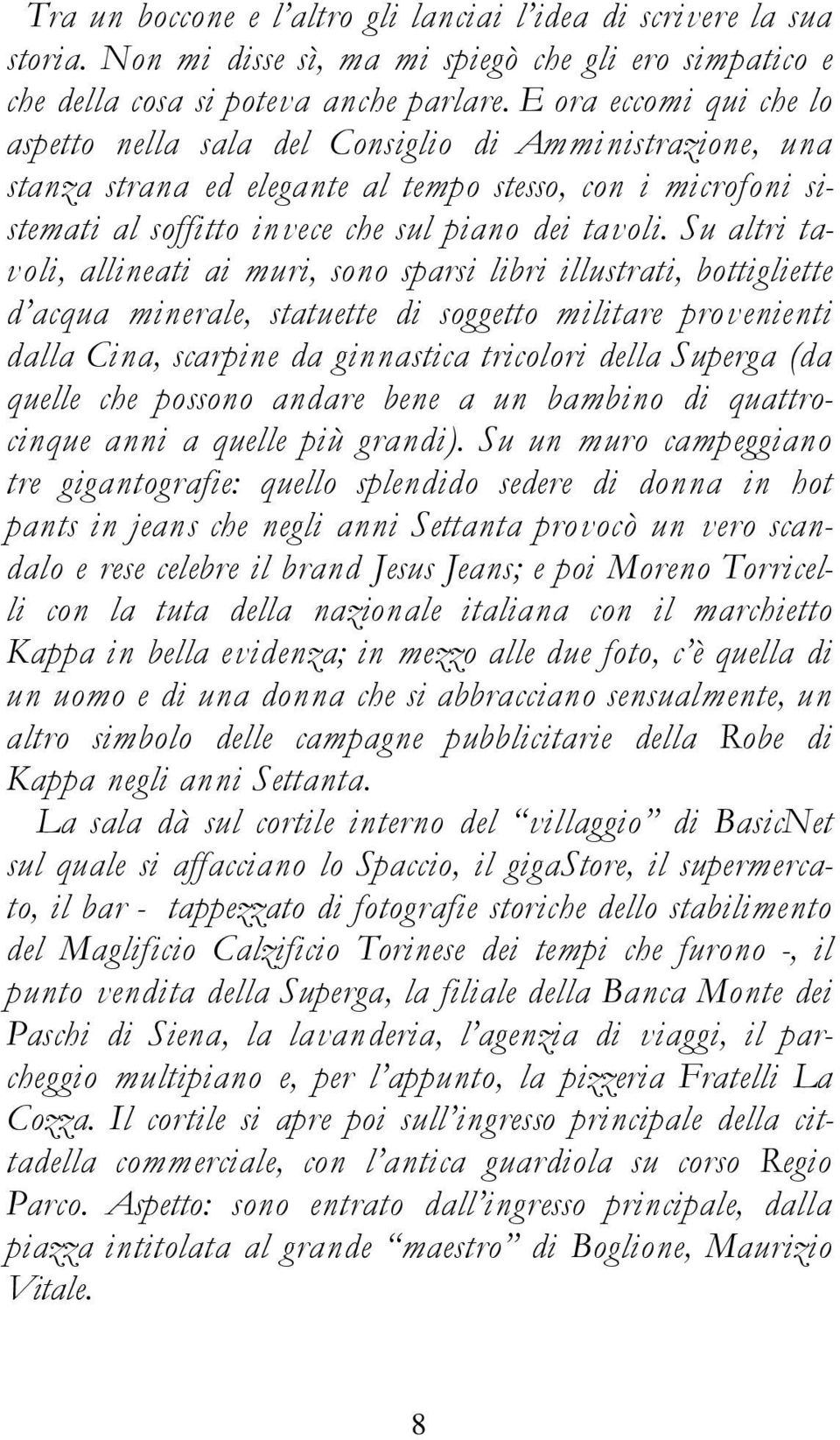 Su altri tavoli, allineati ai muri, sono sparsi libri illustrati, bottigliette d acqua minerale, statuette di soggetto militare provenienti dalla Cina, scarpine da ginnastica tricolori della Superga