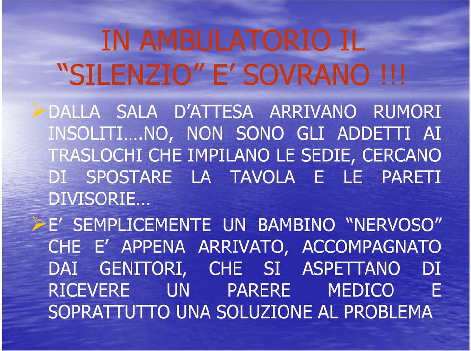 TAVOLA E LE PARETI DIVISORIE E SEMPLICEMENTE UN BAMBINO NERVOSO CHE E APPENA ARRIVATO,