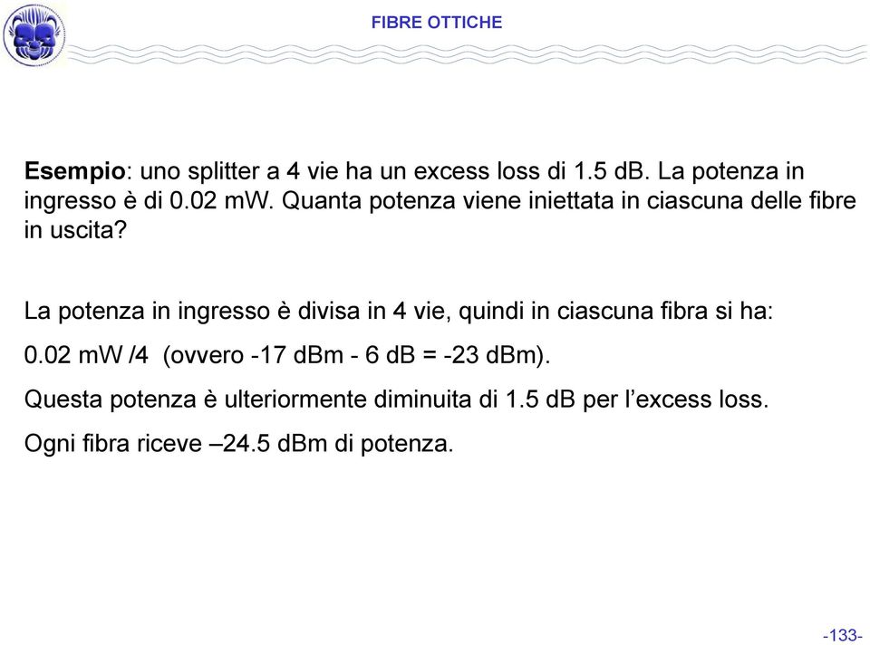 La potenza in ingresso è divisa in 4 vie, quindi in ciascuna fibra si ha: 0.