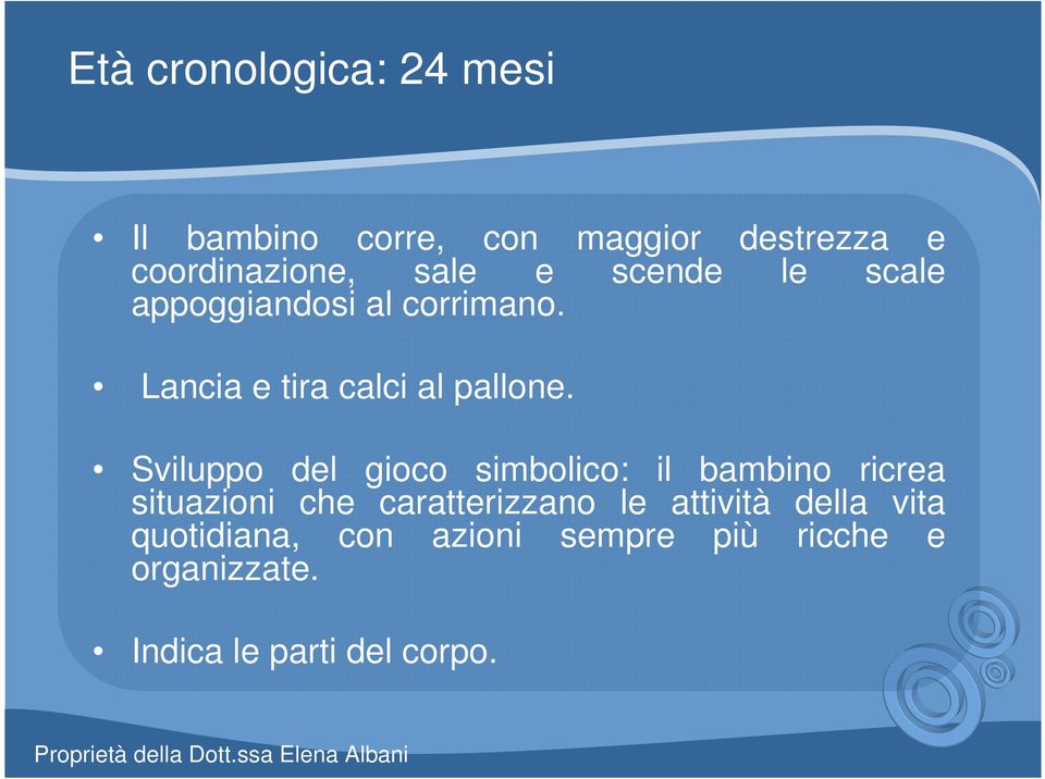 Sviluppo del gioco simbolico: il bambino ricrea situazioni che caratterizzano le