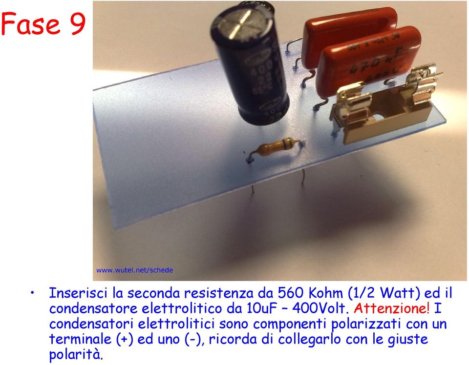 I condensatori elettrolitici sono componenti polarizzati con un