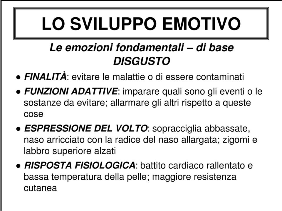 ESPRESSIONE DEL VOLTO: sopracciglia abbassate, naso arricciato con la radice del naso allargata; zigomi e labbro