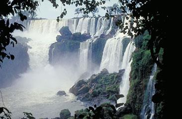 19 ottobre : BUENOS AIRES IGUAZU (CASCATE BRASILIANE) prima colazione. Trasferimento in aeroporto. Partenza con volo AR2724 alle ore 08.35 ed arrivo a Iguazú alle ore 10.30.