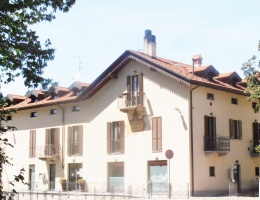 Piano Primo: camera matrimoniale con bagno, tre camere, due bagni, studio/soppalco in affaccio sul soggiorno sottostante e grande terrazzo. Piano Interrato: box triplo, tre locali cantina.