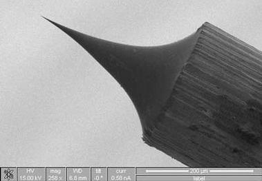 Scanning Tunneling Microscopy (STM) LA PUNTA Data la decrescenza esponenziale di I con s e le piccolissime correnti in gioco, solo l apice della punta