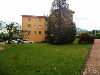 Box singolo di proprietà e posto auto assegnato in uso esclusivo nel cortile condominiale. PREZZO RIBASSATO! 139.