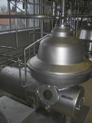 TECNOLOGIA obasata sull impiego delle alte pressioni (1,4-1,5 bar); o una particolare centrifuga ermetica ad alta velocità,è usata per separare dal latte batteri, spore batteriche, e cellule