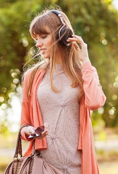 MUSICA VIA MOBILE Gli smartphone stanno diventando il device più utilizzato per il consumo di musica, specialmente nei mercati in sviluppo. Sono già lo strumento più utilizzato tra gli utenti paganti.