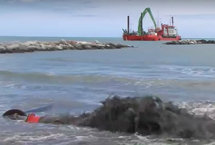 Interventi di manutenzione delle spiaggia FONTE PRELIEVO MATERIALE Con sabbie provenienti da spiagge limitrofe (accumuli litoranei, spiagge in accrescimento) TECNOLOGIA Trasporto con autocarri, stesa