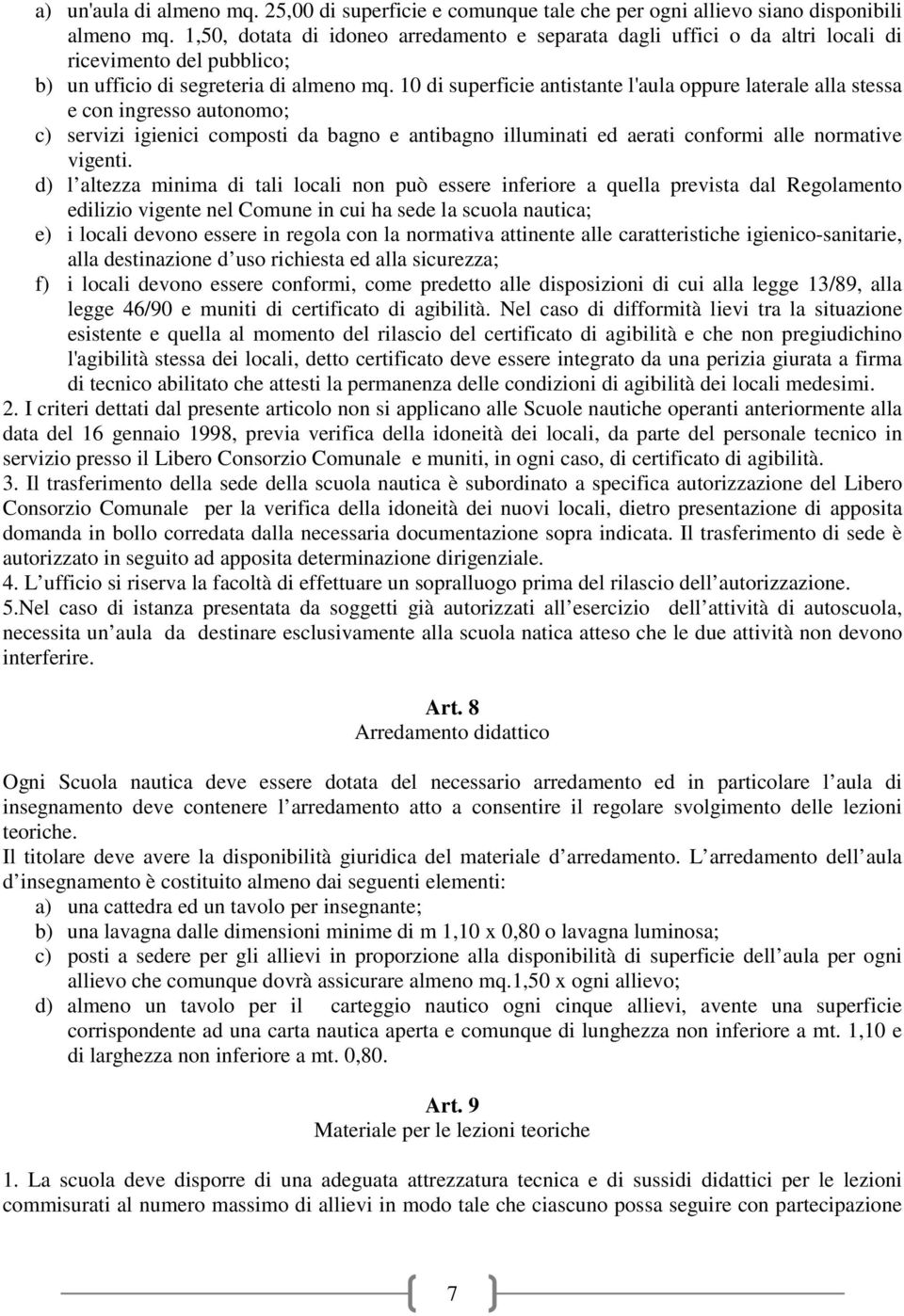 10 di superficie antistante l'aula oppure laterale alla stessa e con ingresso autonomo; c) servizi igienici composti da bagno e antibagno illuminati ed aerati conformi alle normative vigenti.