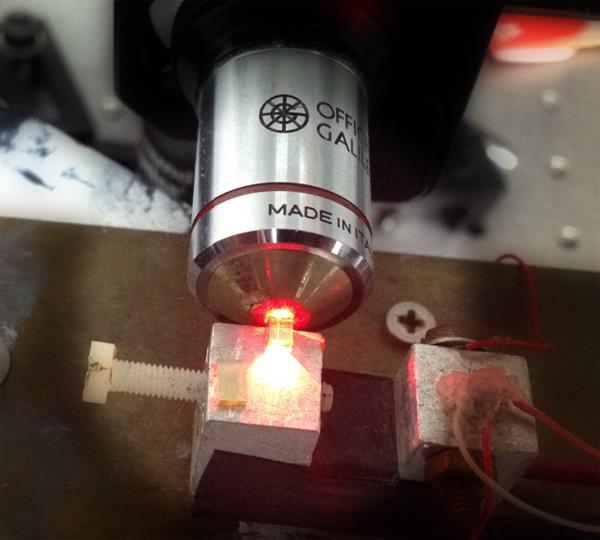 Fotonica: ottenuti in Italia i laser più sottili al mondo, superato il "limite diffrattivo" 04 marzo 2015 Il limite diffrattivo è la regola per la quale si riteneva che i fasci di luce non potessero