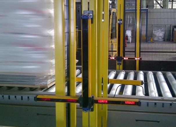 Case # 5 - SG4 Fieldbus Less is More più sicurezza con meno componenti Safety Light Curtains are used in manufacturing plants to protect operators from entering to dangerous areas, where Muting