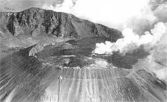 Eruzione del 1944 Il cratere del Vesuvio prima dell'eruzione del 1944 L'eruzione del 1944, descritta in maniera dettagliata da Giuseppe Imbò (1949), allora direttore dell Osservatorio Vesuviano, fu