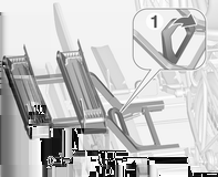 Oggetti e bagagli 77 Montaggio dell'adattatore Quando si trasportano più di due biciclette, occorre fissare l'adattatore prima di montare la seconda bici. 3.