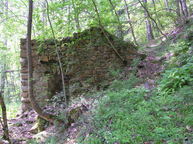 La destinazione non è leggibile a causa del degrado dell edificio pur nella sua completezza muraria perimetrale, ma si può interpretare come a piano terra fosse presente la stalla e un locale servizi