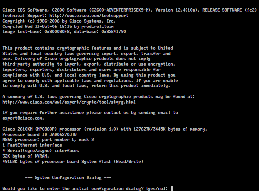 All accensione del router esso effettua la fase di avvio (boot) e la schermata di Putty ci mostra le informazioni sulla versione del sistema operativo IOS, sulla dotazione di memoria RAM (dove