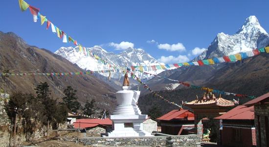 1 Aprile Giorno 07: da Namche Bazaar a Tengboche (3850) Usciti dal villaggio percorrerete un lungo e comodissimo sentiero che parte con dolci saliscendi dal quale godremo di una vista magnifica sulla