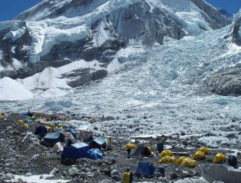 05 Aprile giorno 11: da Lobuche al Campo Base dell Everest (5200). Tappa piuttosto lunga e faticosa ma altrettanto ricca di emozioni.