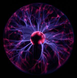 PLASMA Il plasma è un gas ionizzato in cui elettroni e ioni si muovono in modo indipendente, e non sono legati gli uni agli altri come nei rimanenti stati della materia.