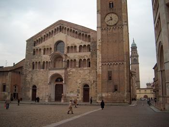 Dal X al XIII secolo troviamo lo STILE ROMANICO: chiese semplici,