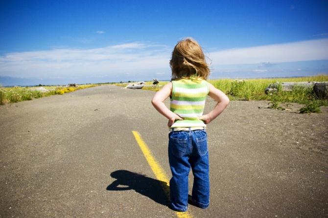 CIRCOLAZIONE (fuori dai centri abitati) Nelle strade a doppio senso di circolazione, si deve camminare sul lato opposto al senso di marcia dei veicoli Nelle strade a