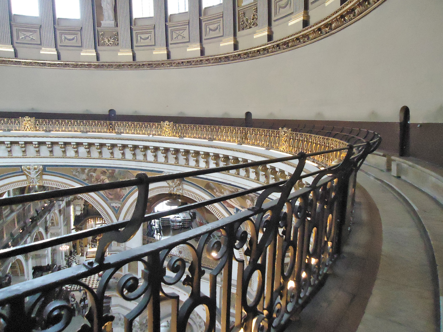 Curiosità: Caustiche e Camere a sussurro Whispering Gallery nella