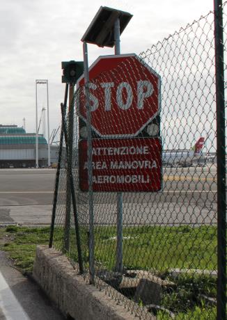 IN AIRSIDE E OBBLIGATORIO SEGUIRE I PERCORSI ALL INTERNO DELLA APPOSITA SEGNALETICA ORIZZONTALE.