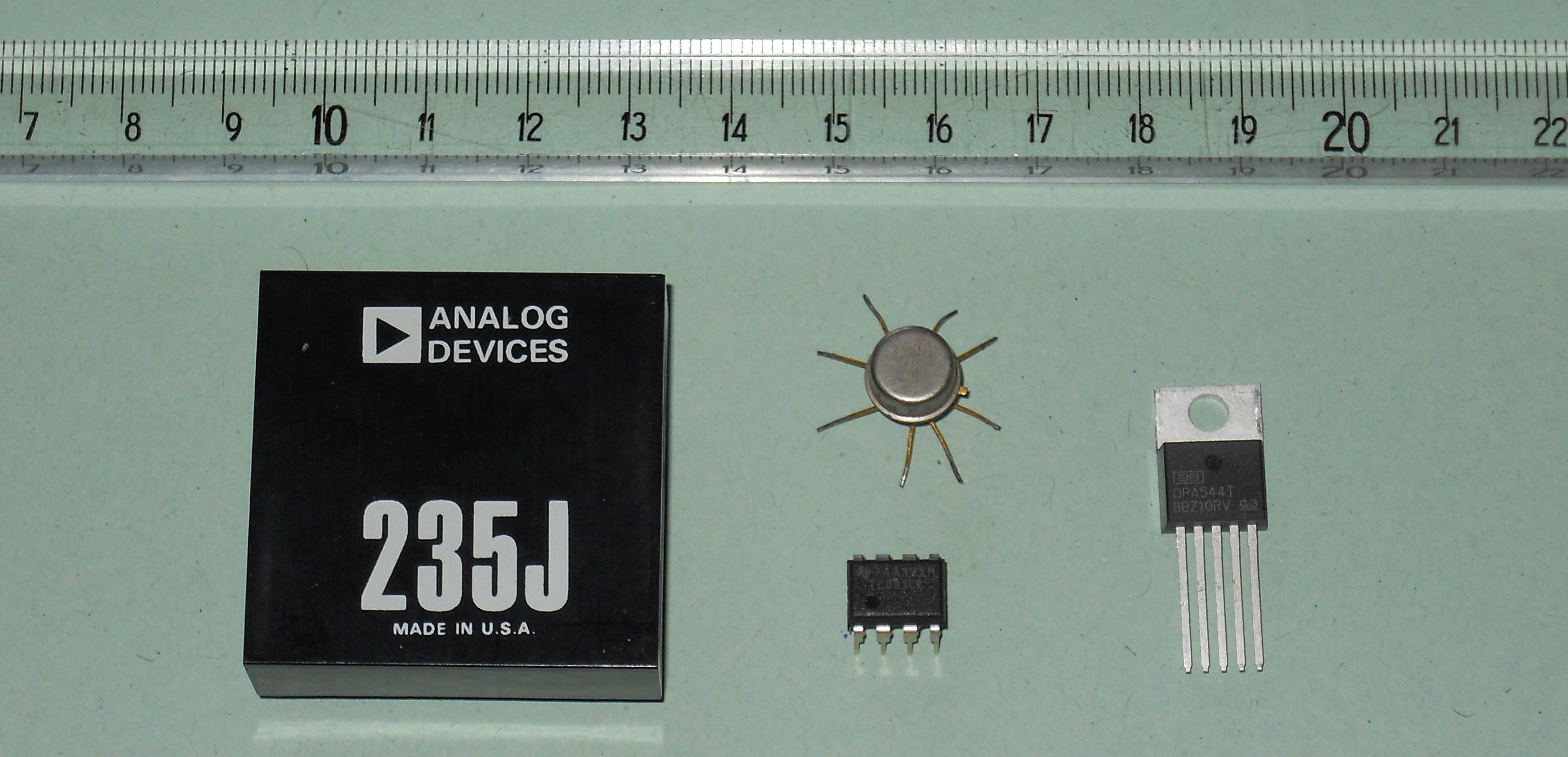 10-6 CAPITOLO 10. AMPLIFICATORE OPERAZIONALE E REAZIONE circa due ordini di grandezza superiore agli altri dispositivi. La fig. 10.4 mostra alcuni esemplari di amplificatori operazionali. Figura 10.
