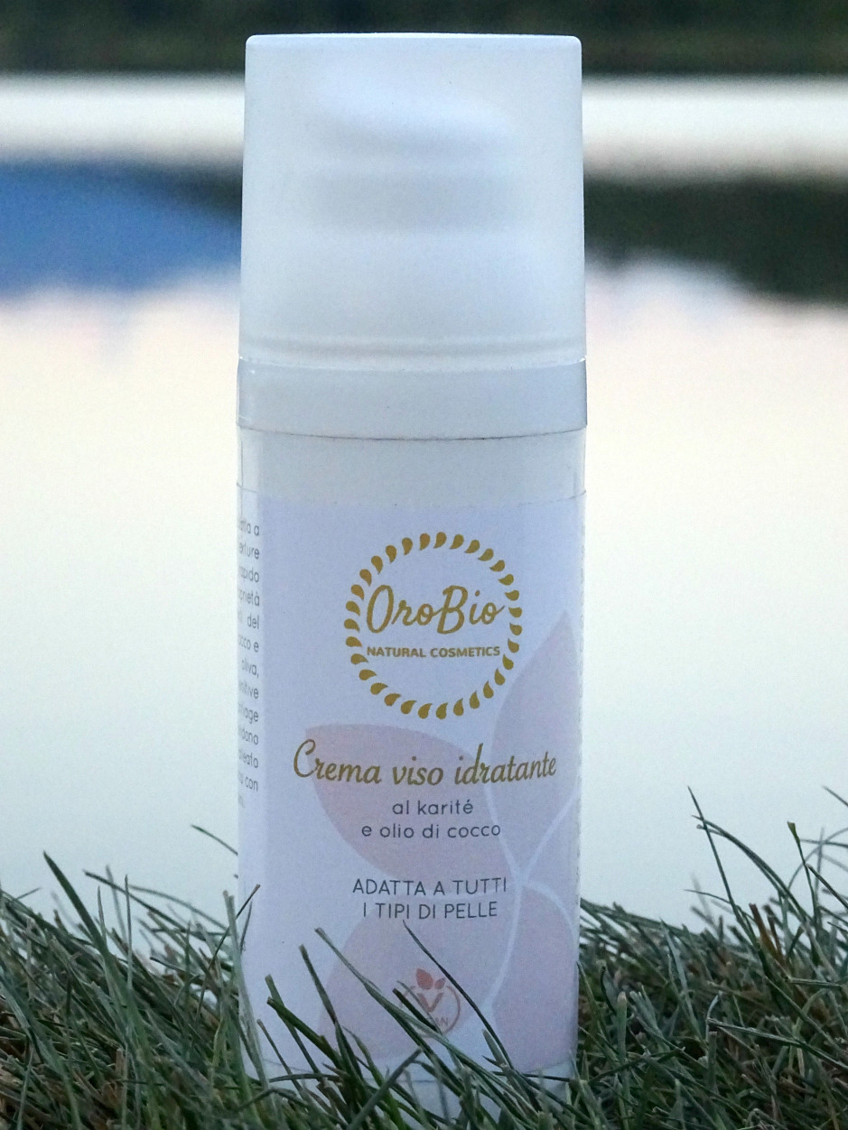 Crema viso idratante adatta a tutti i tipi di pelle, dalla texture fluida e di rapido assorbimento.