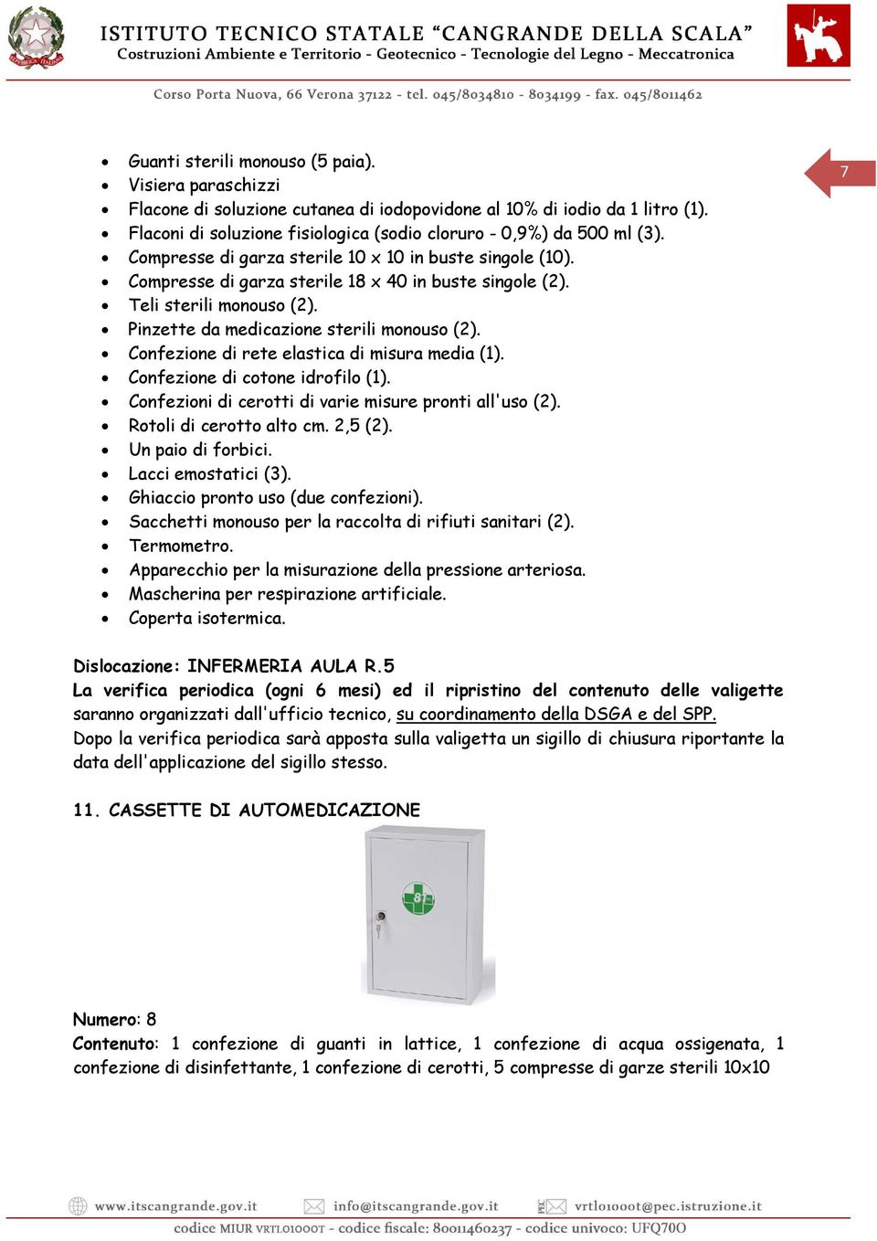 Confezione di rete elastica di misura media (1). Confezione di cotone idrofilo (1). Confezioni di cerotti di varie misure pronti all'uso (2). Rotoli di cerotto alto cm. 2,5 (2). Un paio di forbici.