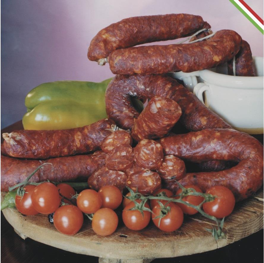 I Nostri Prodotti Salsiccia Gusto La Salsiccia Gusto è un Salame insaccato e stagionato in budella di suino, preparato con carne magra,