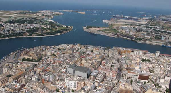 BRINDISI Brindisi (BR) sorge su una piccola penisola tra due insenature che formano un porto importante per i commerci con il Medio Oriente e la Grecia, tanto che era un porto importante già al tempo