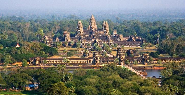 Bus Gt durante tutta la durata del Tour Guida locale parlante Italiano durante tutto il tour sia in Vietnam che in Cambogia ; Ingressi come da programma; Assicurazione medico bagaglio LA