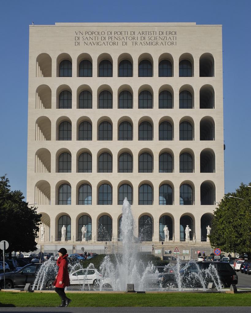 2 il Palazzo della Civiltà Italiana, anche conosciuto come il Palazzo della Civiltà del Lavoro o più semplicemente come COLOSSEO QUADRATO, è un'icona dell Architettura Razionalista.