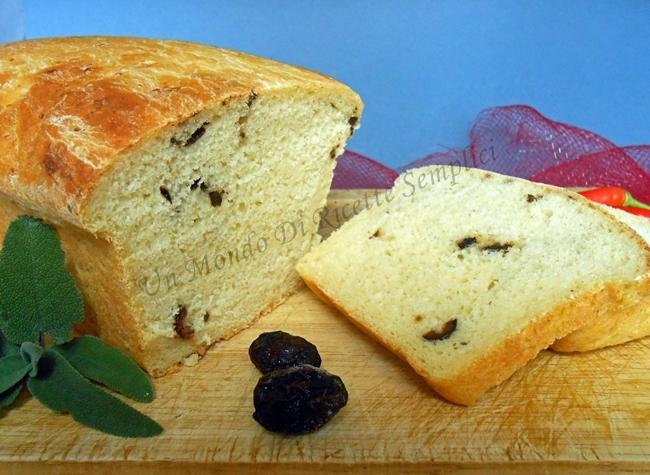 Plumcake di patate e olive nere Ingredienti: 240 g di patate 400 g di farina 0 25 g di lievito di birra fresco 4 g di sale 200 ml di acqua calda 50 ml di olio evo 1 cucchiaio di parmigiano 10 olive