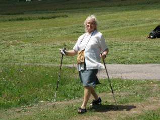 I tre livelli del Nordic Walking È possibile suddividere le persone in tre gruppi basandosi sulle loro abilità naturali, prendendo in considerazione la loro attività fisica e le abitudini quotidiane: